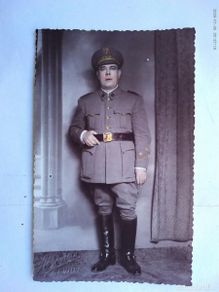Fotografia antiga: FOTO DE ESTUDIO DE MILITAR , CAPITAN DE CABALLERIA , 1945 . COLOREADA DE ARENAS , SEVILLA